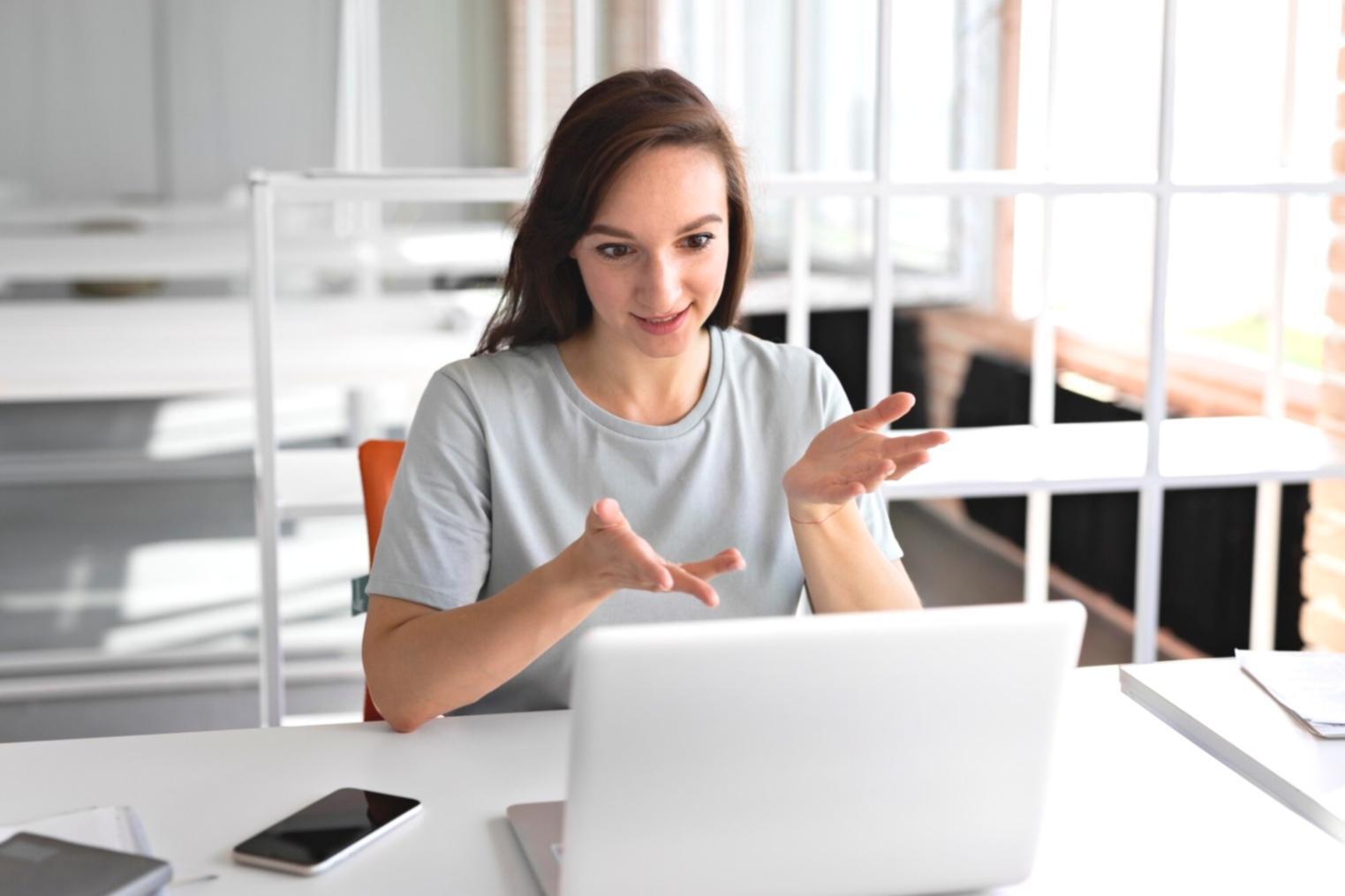 Équipe ferunaxelopri au travail sur l'analyse financière