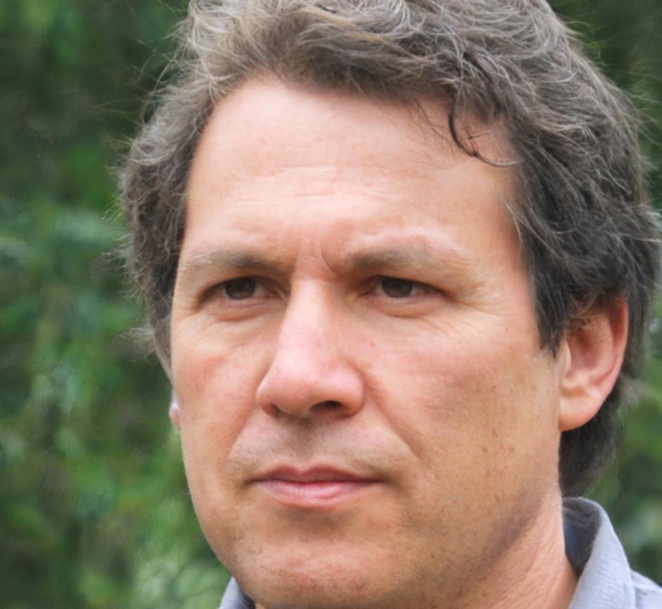 Portrait de Marc Dubois, expert en analyse financière